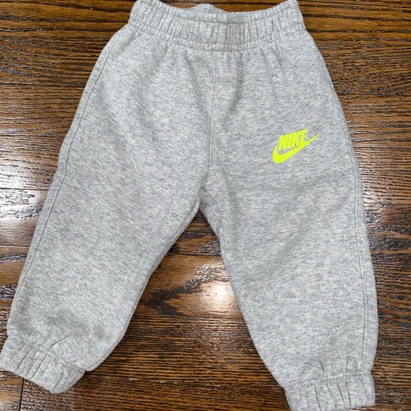 Nike sweatsuit - Picture 2 of 5